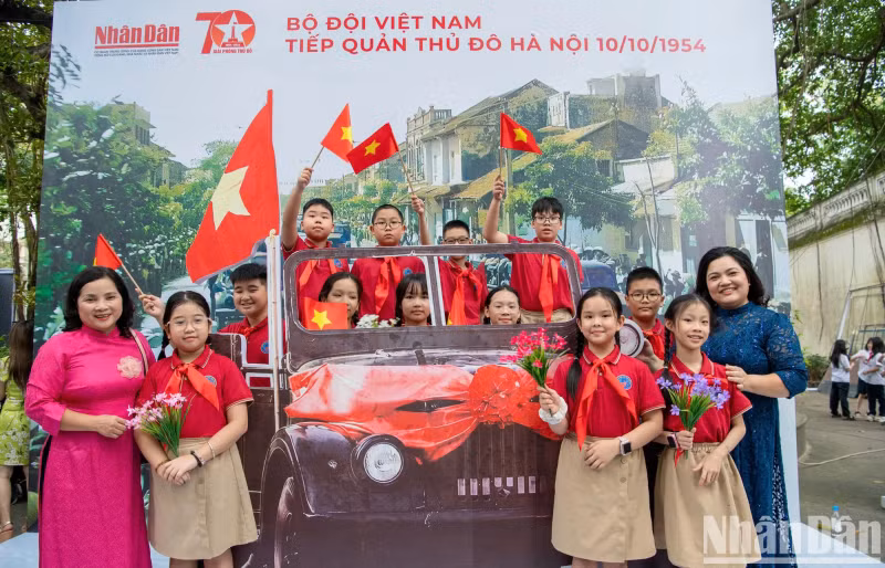 再现承载陈唯兴医生的汽车1954年10月10日进入接管首都的模型。