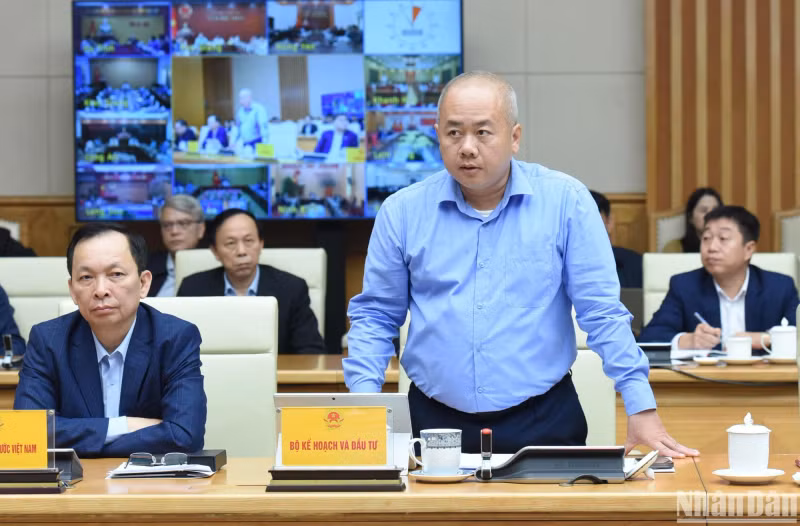 计划与投资部领导发表讲话。