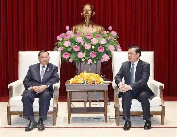 河内市市委书记丁进勇和柬埔寨王国参议院主席赛冲。（图片来源：越通社）