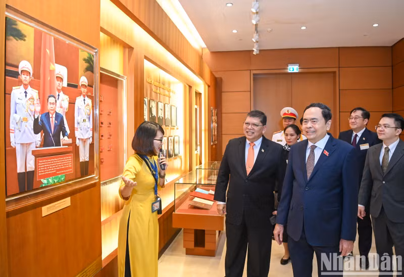 马来西亚国会下议院议长佐哈里·阿卜杜勒一行参观越南国会陈列室。