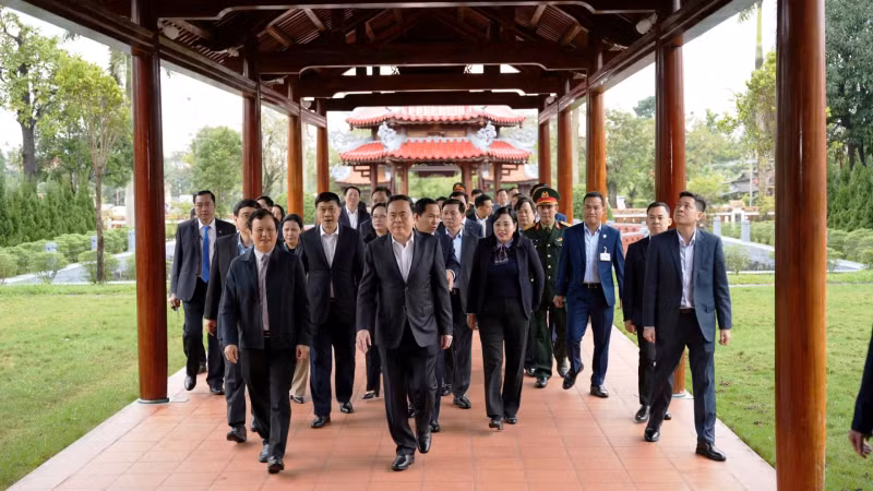 国会主席陈青敏一行参观黎德英大将文化馆和图书馆。