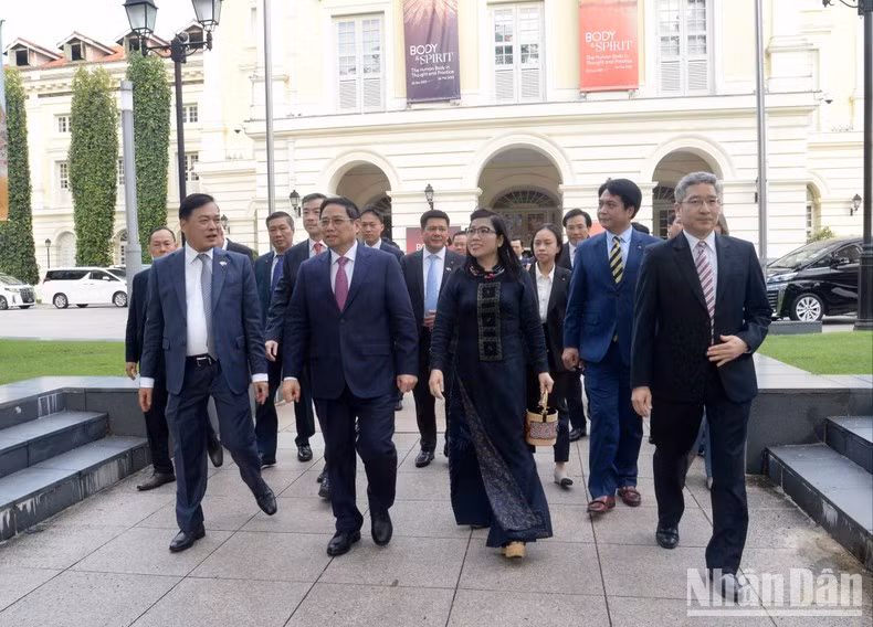 范明正总理携夫人赴亚洲文明博物馆向胡志明主席雕像前敬上鲜花。