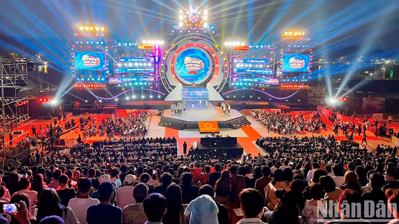 音乐晚会吸引2万名观众前来欣赏。