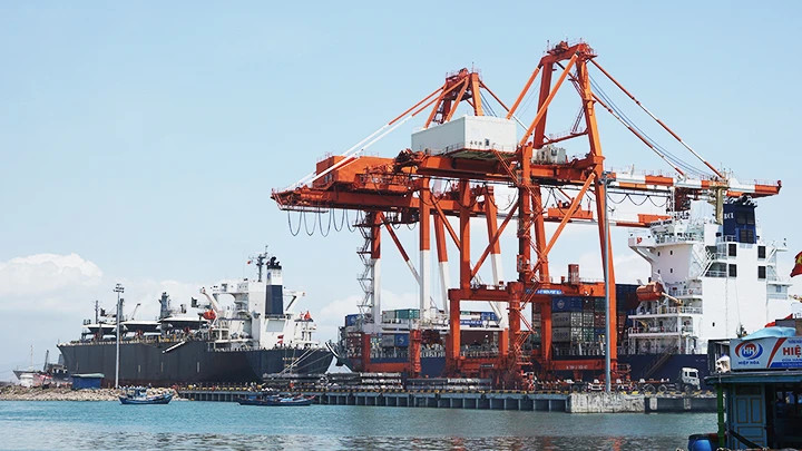 加大对基础设施和物流服务的投资力度，提高海上运输活动效率。（图片来源：月英）