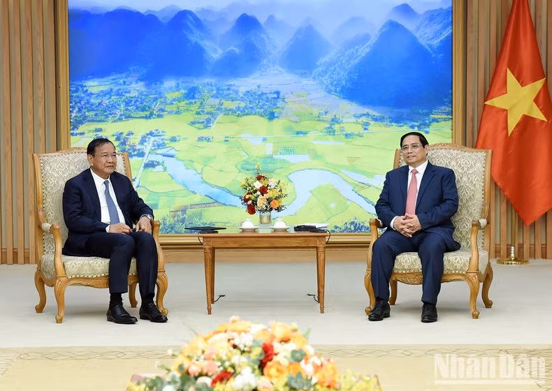 柬埔寨副首相兼外交与国际合作部大臣布拉索昆向范明正总理通报他与越南外交部长裴青山的会谈结果以及越柬经济、文化、科技合作联合委员会第二十次会议的美好结果。