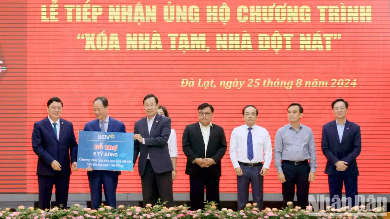 赞助商向林同省领导移交援助资金。