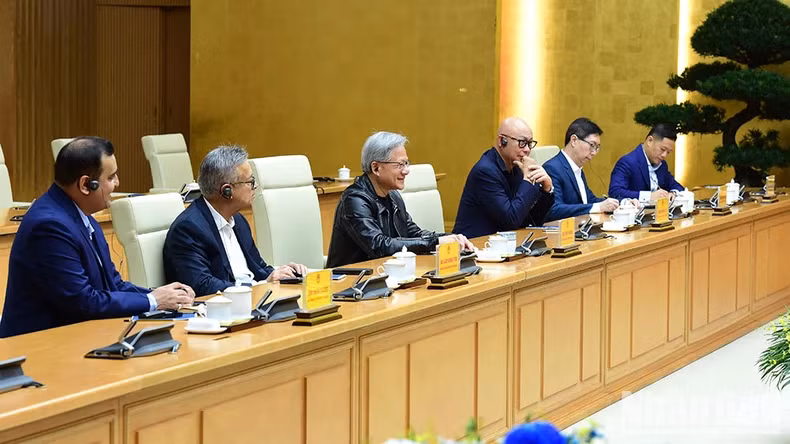 NVIDIA首席执行官黄仁勋一行。