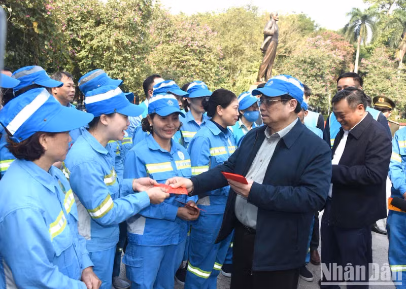 政府总理范明正向河内城市环境一人有限责任公司工作人员致以新年祝福。