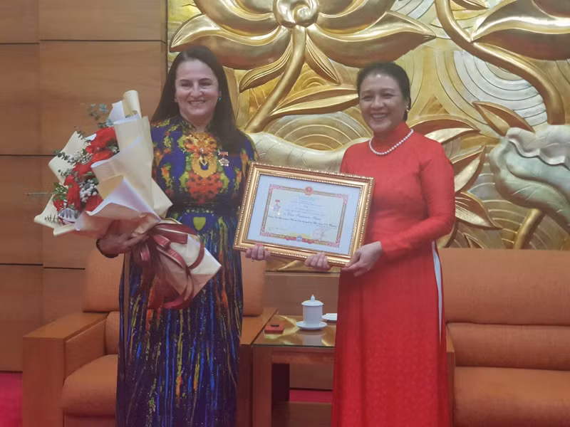 阮芳娥大使向艾丽莎·费尔南德斯·萨恩斯女士授予纪念章。（图片来源：新河内报）