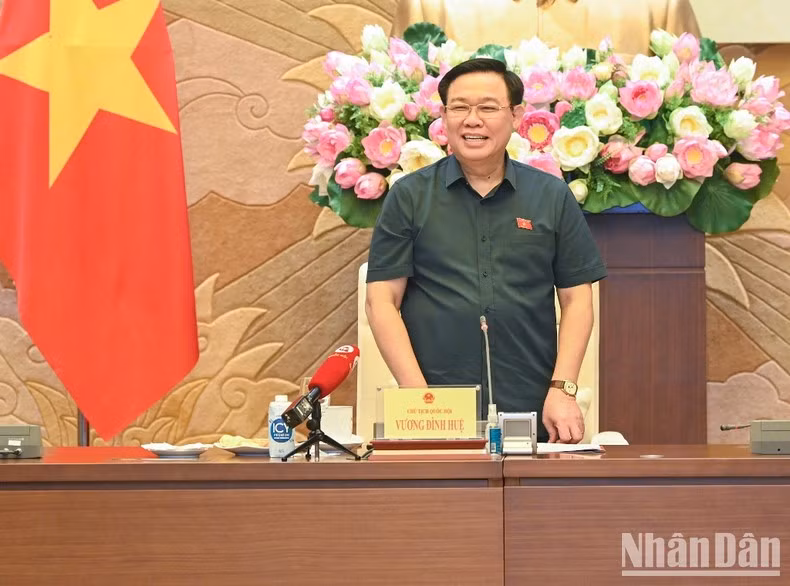 国会主席王廷惠在会见中发表讲话。