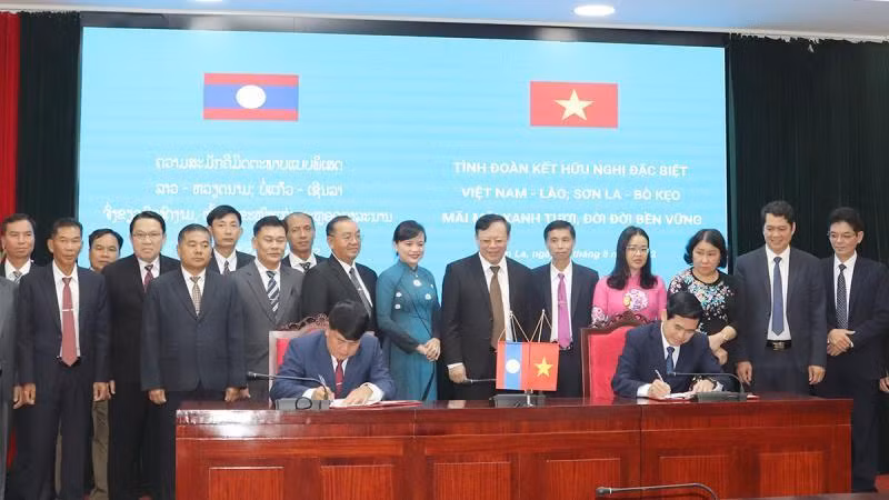 越南山罗省和老挝博胶省领导签署2022-2024年合作协议。