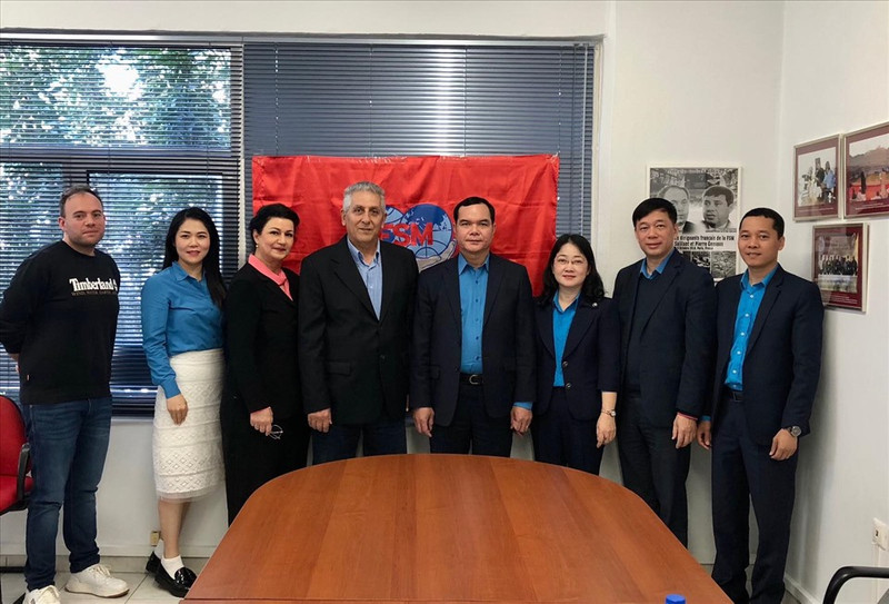 世界工会联合会秘书长乔治·马瑞克斯和越南工会高级代表团。（图片来源：劳动报）