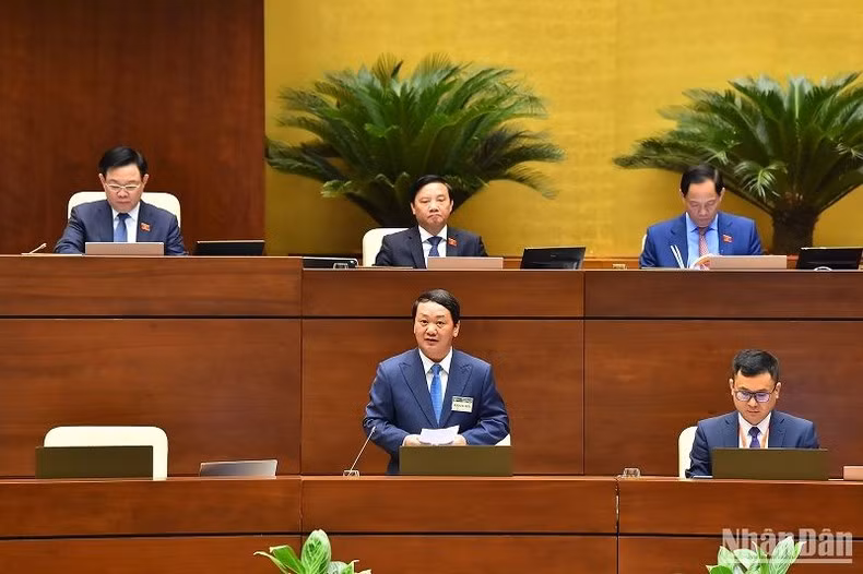 越南政府民族委员会主任侯阿令部长回答国会代表的咨询。