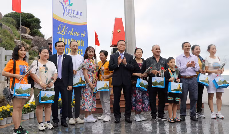 富安省领导向首批游客赠送礼物。（baophuyen.vn）