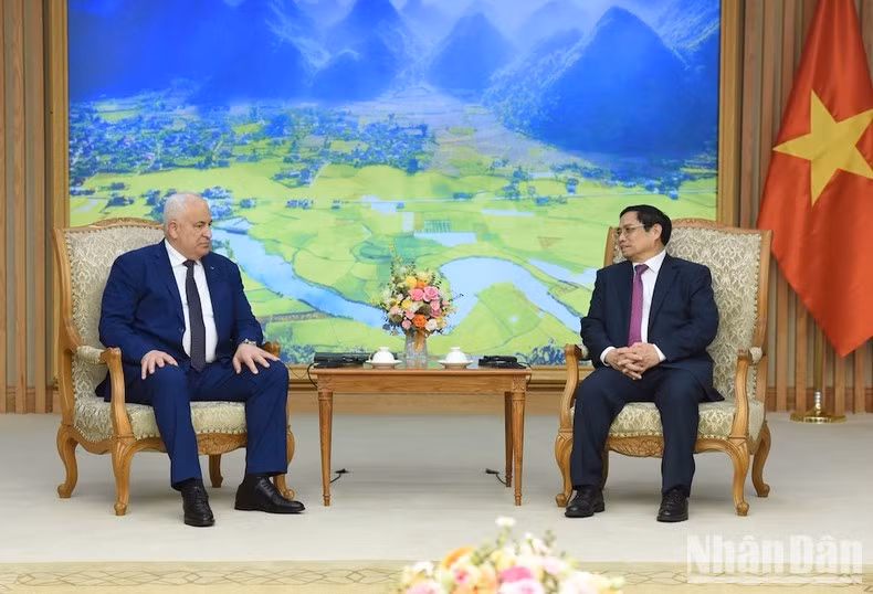 越南政府总理范明正欢迎巴勒斯坦内政部长Ziad Hab Al-Reeh。