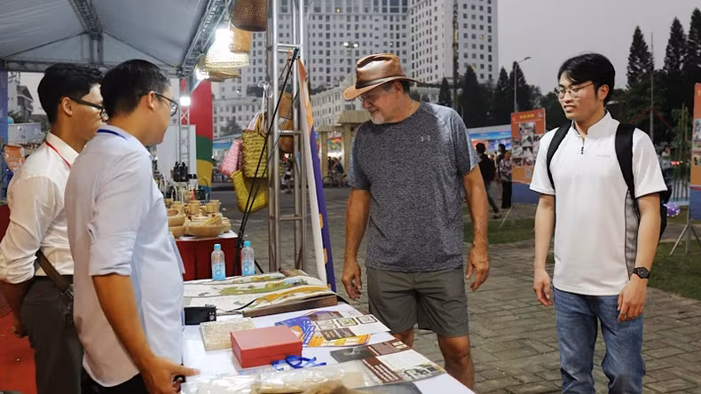 此次联欢会将于11月18日闭幕。