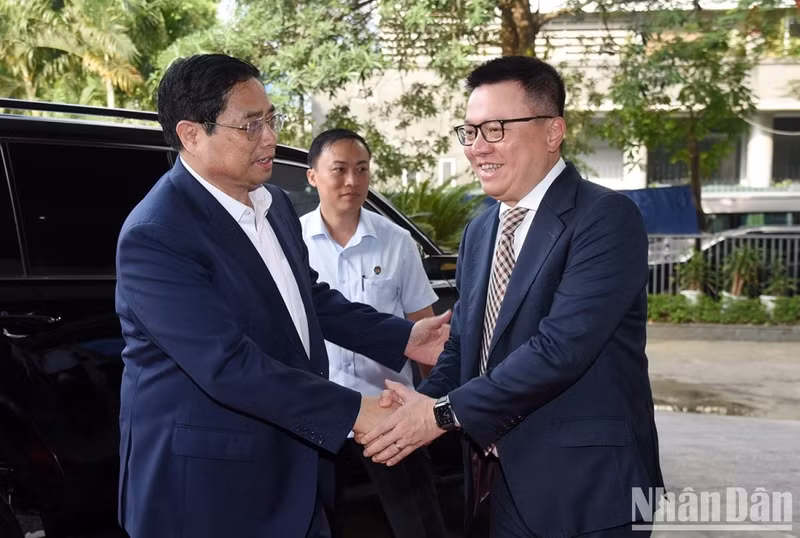 越共中央委员、越南《人民报》社总编辑、中央宣教部副部长、越南新闻工作者协会主席黎国明迎接政府总理范明正。