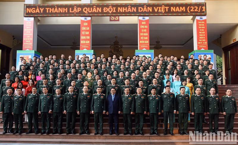 越南政府总理同边防部队司令部干部拍纪念照。