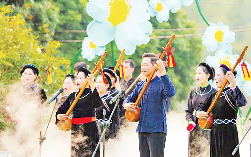 平了县民族同胞唱天曲。