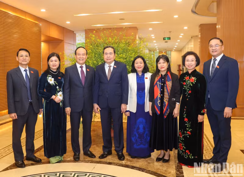 国会主席陈青敏和各位代表合影。