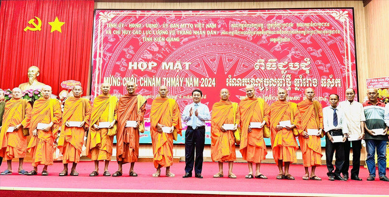 侯阿令部长向高棉族同胞赠送礼物。（图片来源：baodantoc.vn）