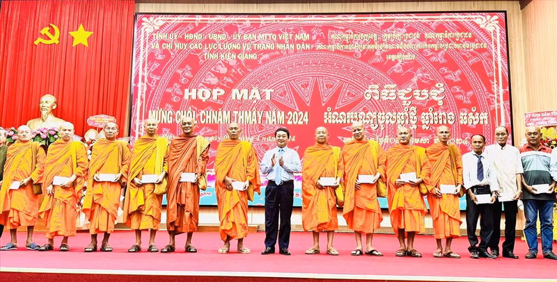 侯阿令部长向高棉族同胞赠送礼物。（图片来源：baodantoc.vn）