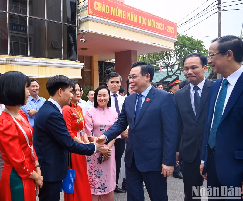 国会主席王廷惠和T78友谊学校师生。