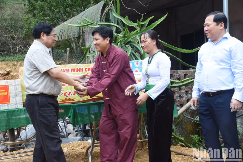 范明正总理向平省沱北县贫困家庭赠送礼物。