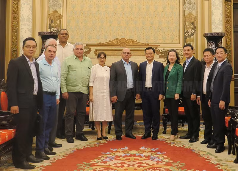 双方代表合影。（图片来源：hcmcpv.org.vn）