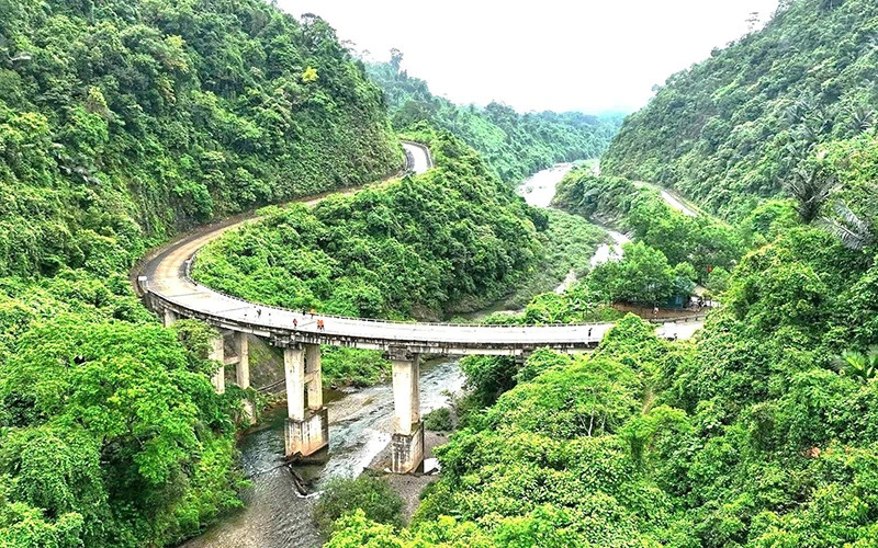 胡志明小道细线穿过广平省丽水县路段。