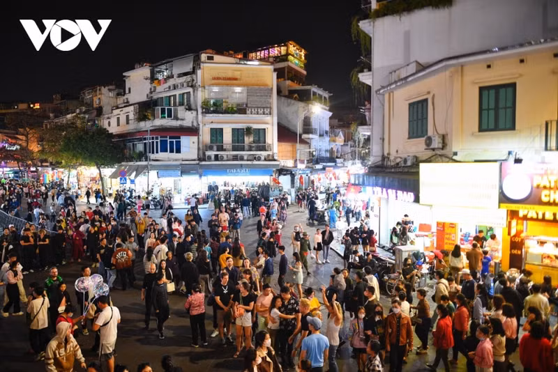 河内古街在2023年最后一天晚上的热闹场景。（图片来源：vov.vn）