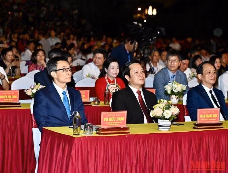 政府副总理武德儋和各位代表出席开幕式。