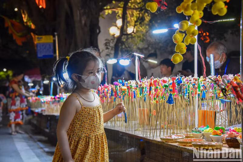 由面塑（Tò he）吸引小朋友的关注。