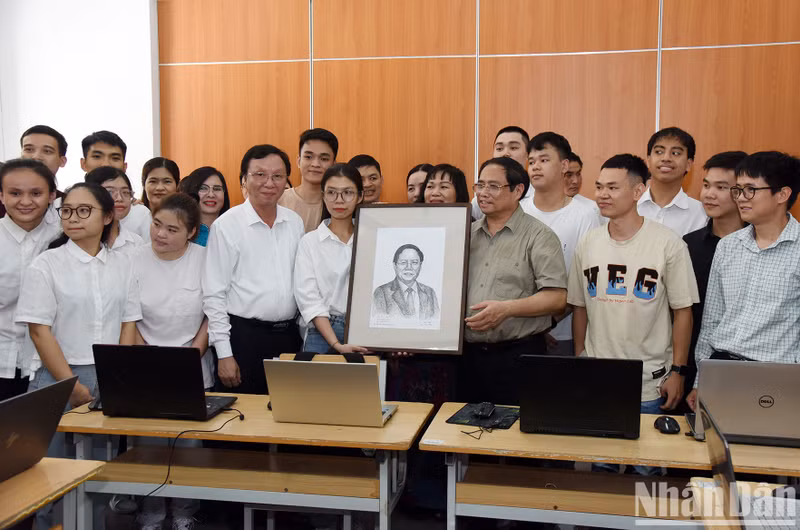 范明正总理和中央师范大专听障学生。