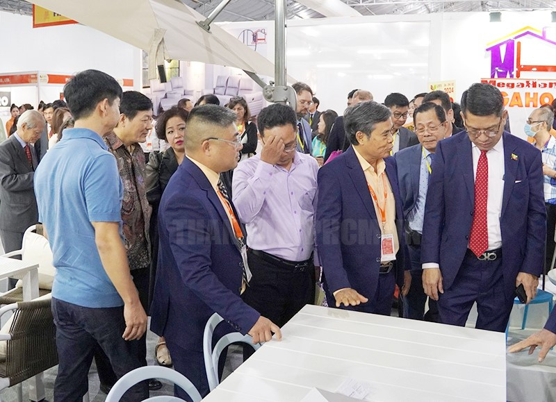 各位代表参观VIFA EXPO-2024。（图片来源：hcmcpv.org.vn）