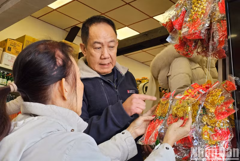 人们挑选春节装饰品。