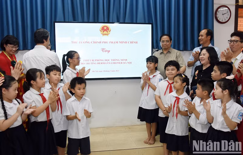 范明正总理向赫尔曼·格迈纳私立中学学生赠送礼物。