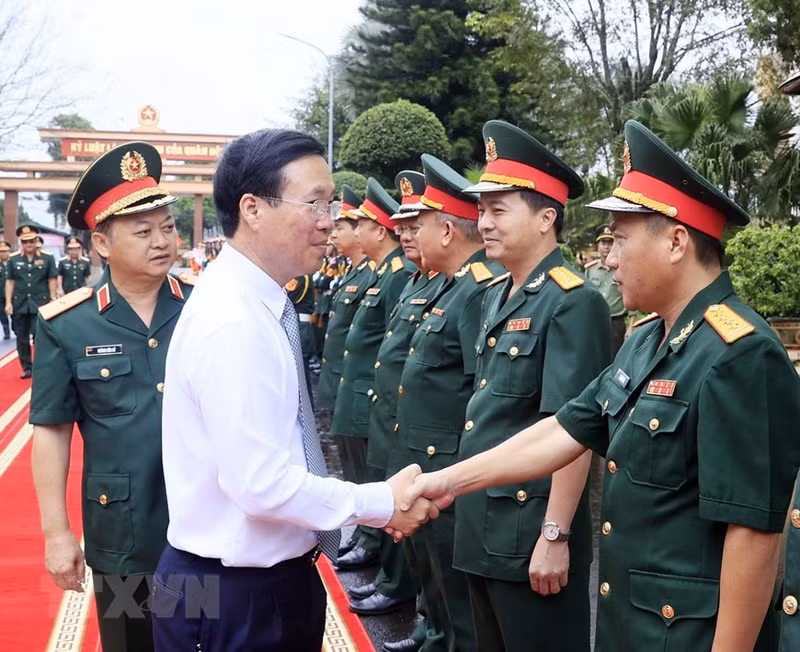 国家主席武文赏和15号兵团干部战士。（图片来源：越通社）