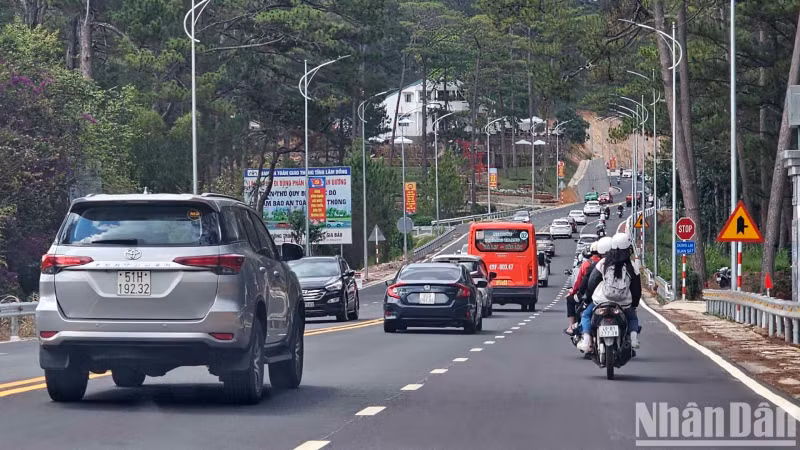 车辆前往大叻市旅游目的地。
