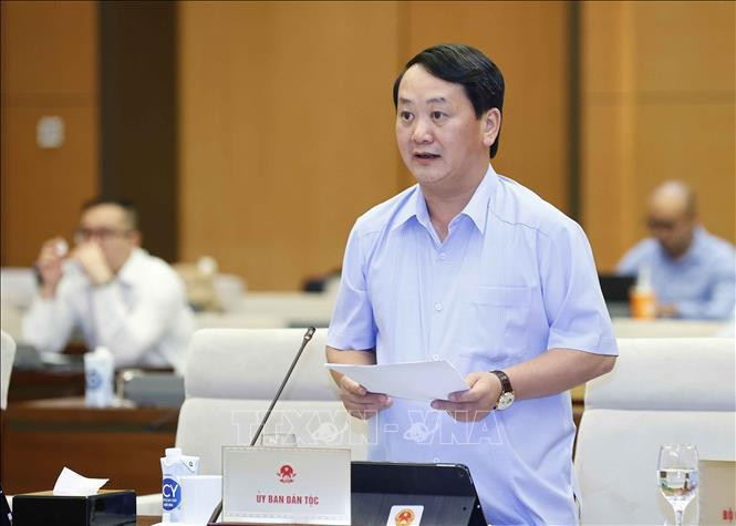 国会民族委员会主任侯阿令在会上陈述报告。（图片来源：越通社）