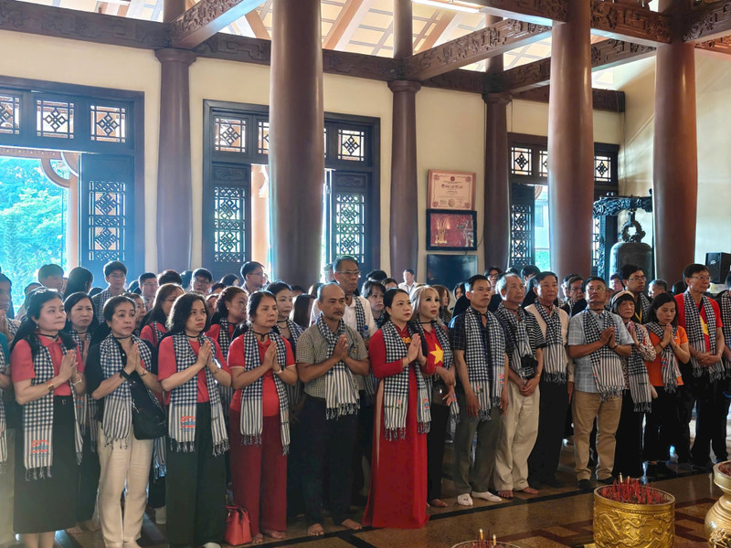 越南侨胞代表团在古芝滨药庙上香。（图片来源：daidoanket.vn）