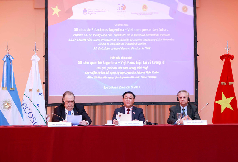 越南国会主席王廷惠（中）在典礼上发表讲话。（图片来源：国会官网）