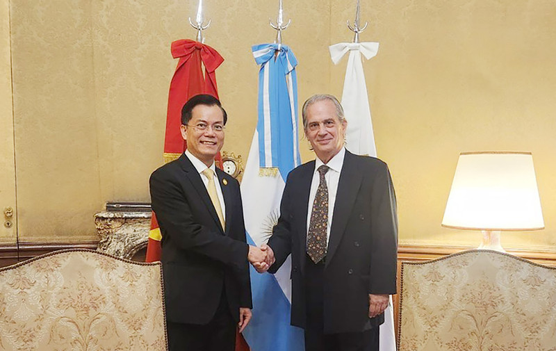何金玉副部长会见帕布罗·特塔曼蒂部长。（图片来源：国会官网）
