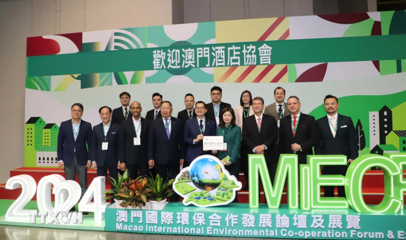 各位代表在开幕式上合影。（图片来源：越通社）