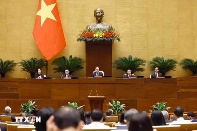 国会主席陈青敏和国会领导。