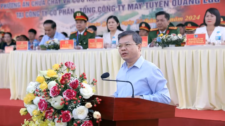 宣光省人民委员会主席阮文山发表讲话。