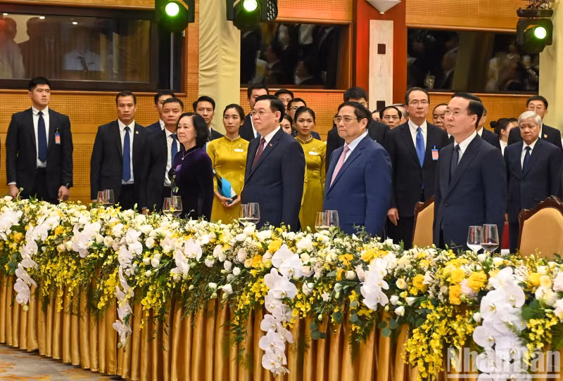 越南国家主席武文赏，越南政府总理范明正，越南国会主席王廷惠，越共中央书记处常务书记、中央组织部部长张氏梅和各位代表。