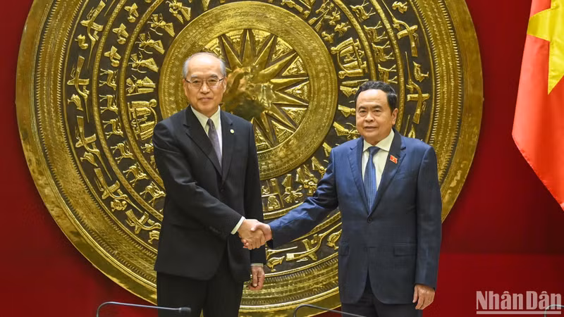 越南国会主席陈青敏会见中国最高人民法院院长张军。