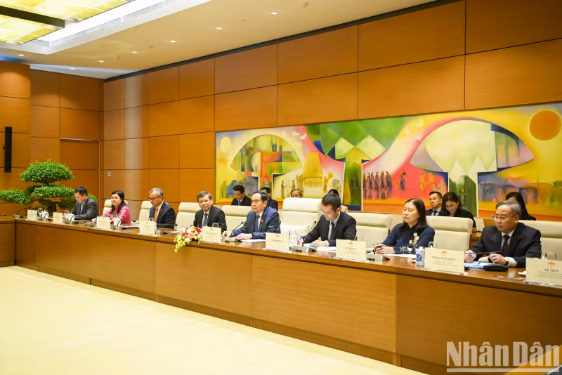 国会主席陈青敏和越南代表团与会。