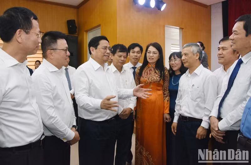 范明正总理与各位代表交流。
